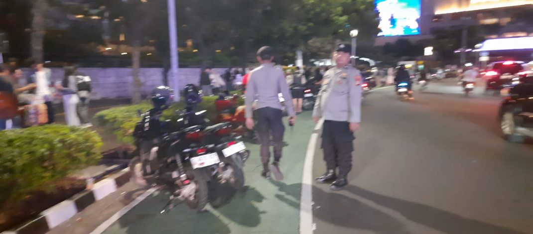 Patroli Cipkon Menteng Pantau Bundaran HI, Imbau Warga Pulang di Larut Malam