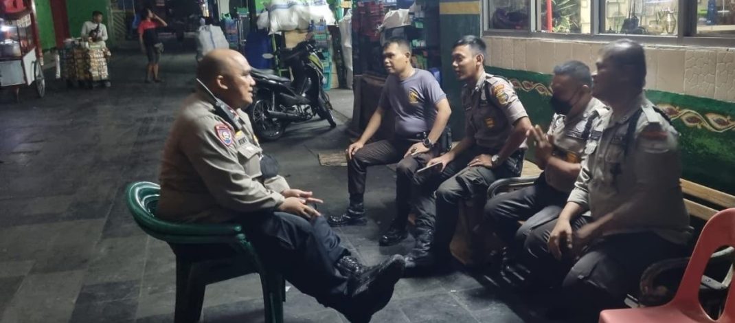 Bhabinkamtibmas Kampung Bali Sambangi Security Pasar Blok F, Imbau Tetap Waspada Pencurian dan Kebakaran