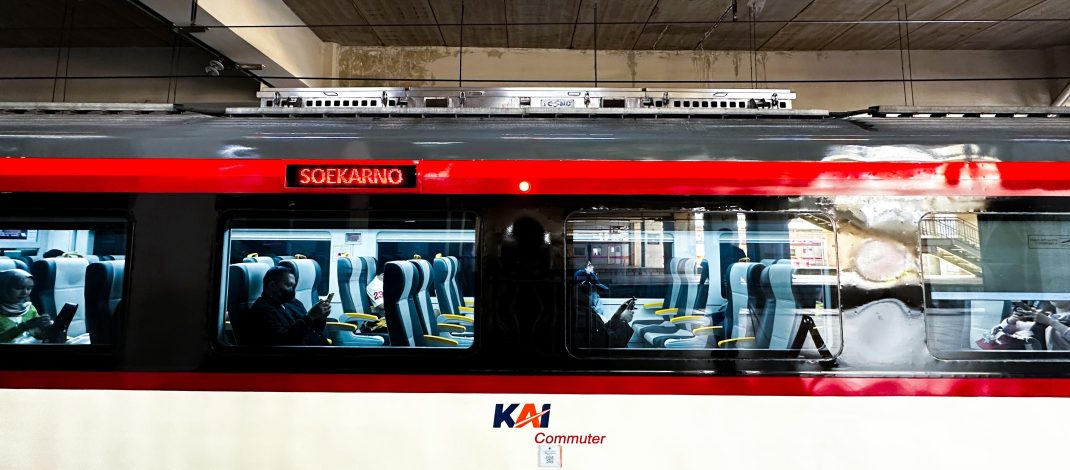 Rayakan HUT Ke-80 RI, KAI Commuter Tampilkan Livery Baru Commuter Line Basoetta
