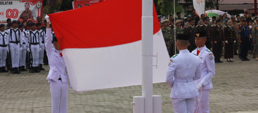 Komandan dan Prajurit Lanal Nias Ikuti Upacara Pengibaran Bendera Merah Putih Peringatan HUT Ke-80 Kemerdekaan Republik Indonesia di Jajaran Pulau Nias Tahun 2025