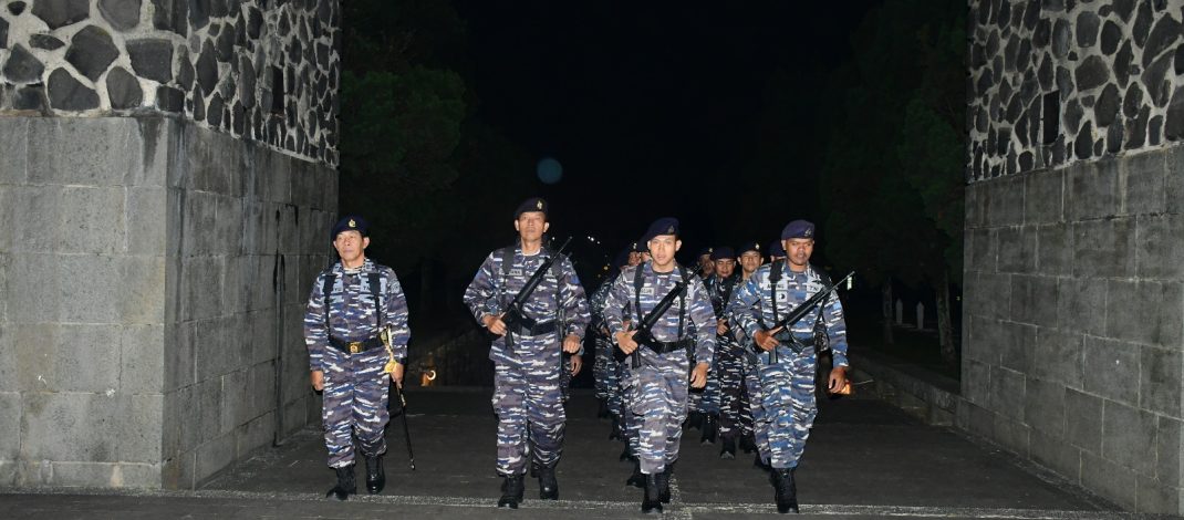 Prajurit Lanal Bandung Ikuti Apel Kehormatan dan Renungan Suci Dalam Rangka Peringatan HUT Ke-80 Kemerdekaan Republik Indonesia di Taman Pahlawan Nasional Cikutra