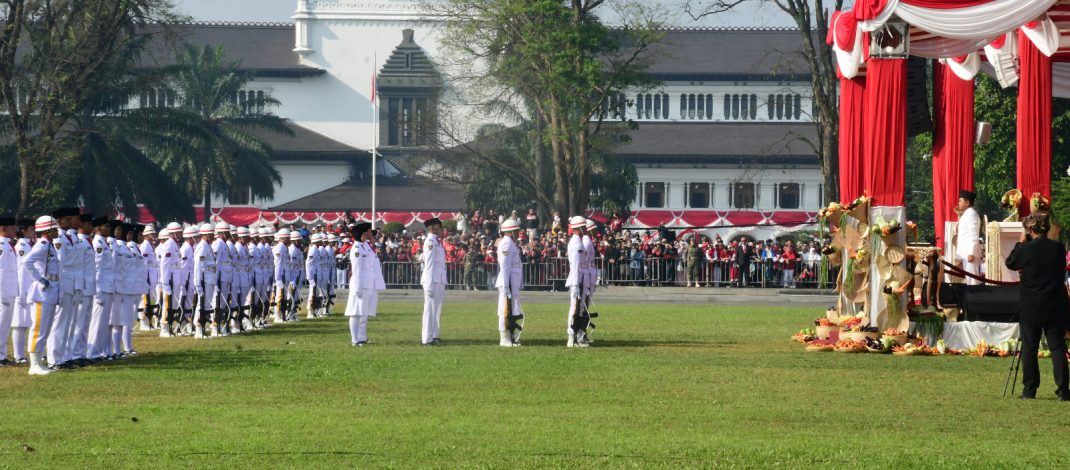 Komandan dan Prajurit Lanal Bandung Ikuti Upacara Pengibaran Bendera Merah Putih Dalam Rangka Hut Ke-80 Kemerdekaan Republik Indonesia Tingkat Provinsi Jawa Barat Tahun 2025
