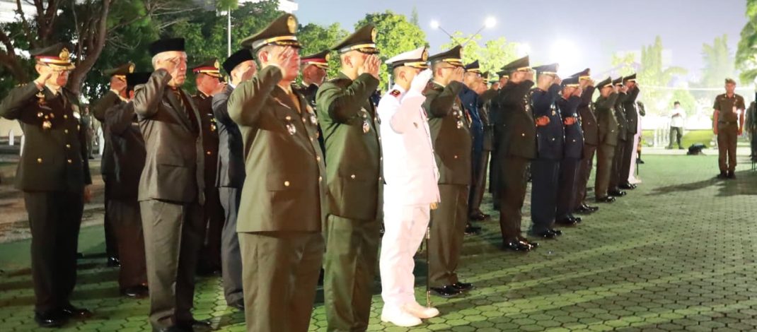 Komandan Pangkalan TNI AL Dumai Bersama Forkopimda Provinsi Riau Ikuti Apel Kehormatan dan Renungan Suci di Taman Makam Pahlawan Kusuma Dharma Pekanbaru