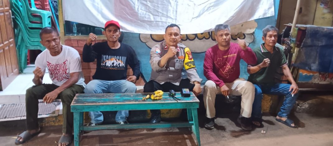 Bhabinkamtibmas Sambangi Satkamling Tambak Ujung, Warga Diminta Tingkatkan Patroli Malam