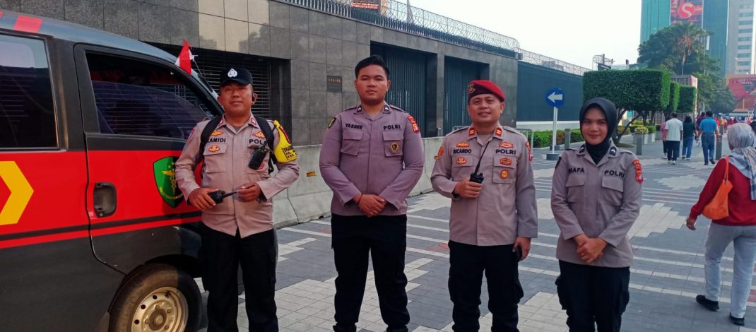 Bhabinkamtibmas Gondangdia Amankan Rangkaian HUT RI ke-80 di St. Mrt Bundaran HI